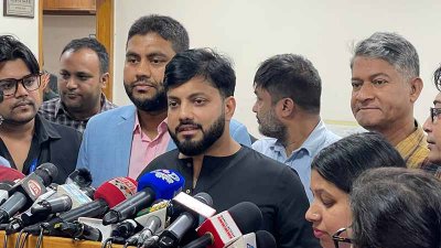 কথা বলছেন ইশরাক হোসেন