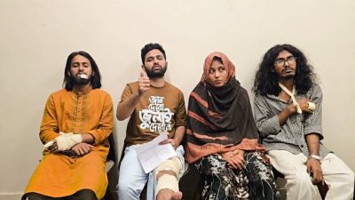 সংবাদ সম্মেলনে ইনকিলাব মঞ্চ নেতৃবৃন্দ।