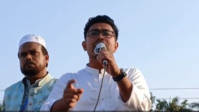 ঝালকাঠিতে পথসভায় বক্তব্য দেন সাদিক কায়েম