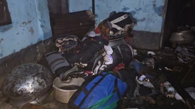 কক্ষে থাকা জিনিসপত্র পুড়ে গেছে