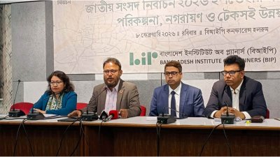 বক্তব্য রাখছেন বাংলাদেশ ইনস্টিটিউট অব প্ল্যানার্সের (বিআইপি) সাবেক সভাপতি আদিল মুহাম্মদ খান