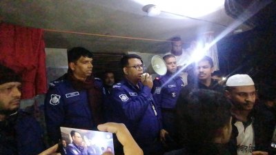 ঘটনাস্থলে পুলিশ