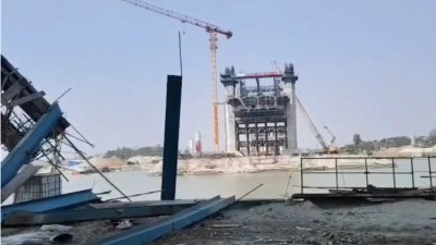 সেতুর লোহার শাটার ভেঙে রাবনাবাদ নদীতে পড়ে