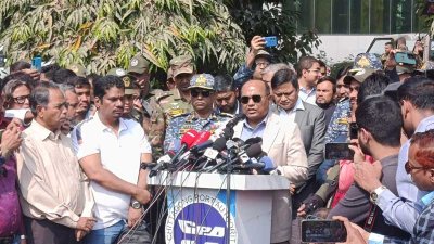 সাংবাদিকদের সঙ্গে কথা বলছেন চট্টগ্রাম বন্দর কর্তৃপক্ষের চেয়ারম্যান রিয়ার অ্যাডমিরাল এস এম মনিরুজ্জামান