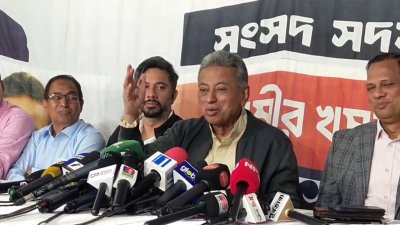 সোমবার দুপুরে নগরের মেহেদিবাগের বাসভবনে সংবাদ সম্মেলনে কথা বলেন চট্টগ্রাম-১১ আসনে বিএনপির প্রার্থী আমির খসরু মাহমুদ চৌধুরী