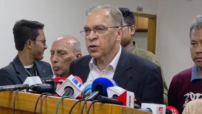 রাজধানীর আগারগাঁওয়ে নির্বাচন ভবনের আইনশৃঙ্খলা মনিটরিং সেলের সঙ্গে সাক্ষাৎ শেষে সাংবাদিকদের ব্রিফিং করছেন ট্রান্সপারেন্সি ইন্টারন্যাশনাল বাংলাদেশের (টিআইবি) নির্বাহী পরিচালক ড. ইফতেখারুজ্জামান
