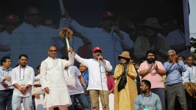 রাজধানীর মতিঝিলের পীরজঙ্গি মাজার রোডে ঢাকা-৮ আসনের ধানের শীষের প্রার্থী মির্জা আব্বাসের সমর্থনে আয়োজিত নির্বাচনি জনসভায় তারেক রহমান