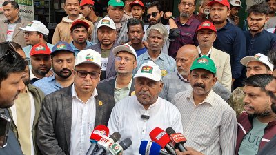 বিএনপি প্রার্থী শামসুজ্জামান শামু সাংবাদিকদের কাছে অভিযোগ করেন