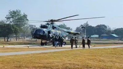 হেলিকপ্টারে পাঠানো হলো নির্বাচনি সরঞ্জাম