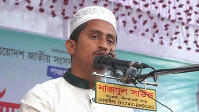 সোমবার বিকালে পঞ্চগড় উচ্চবিদ্যালয় মাঠে ১১ দলীয় নির্বাচনি ঐক্য আয়োজিত জনসভায় বক্তব্য দেন পঞ্চগড়-১ আসনের প্রার্থী ও এনসিপি নেতা সারজিস আলম