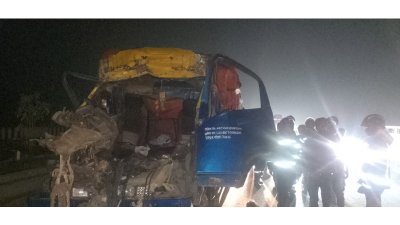 দুর্ঘটনায় পিকআপের সামনের অংশ ভেঙে গেছে