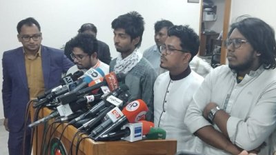 রাজধানীর আগারগাঁওয়ের নির্বাচন ভবনে কথা বলছেন ডাকসু ভিপি সাদিক কায়েম। ছবি: বাংলা ট্রিবিউন