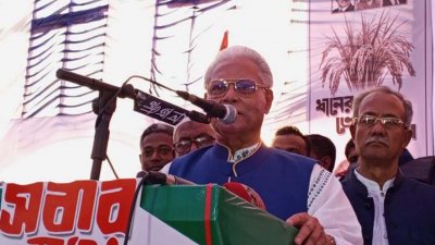 সোমবার বিকালে পটুয়াখালী কেন্দ্রীয় শহীদ মিনার মাঠে জনসভায় বক্তব্য দেন আলতাফ হোসেন চৌধুরী