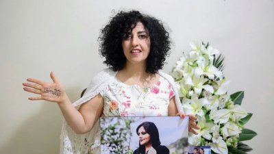শান্তিতে নোবেল পুরস্কারজয়ী ইরানের মানবাধিকার কর্মী নার্গিস মোহাম্মদি। ছবি: এপি