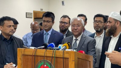 রাজধানীর আগারগাঁওয়ের নির্বাচন ভবনে আয়োজিত সংবাদ সম্মেলনে ব্রিফিং করছেন ইসি’র সিনিয়র সচিব আখতার আহমেদ