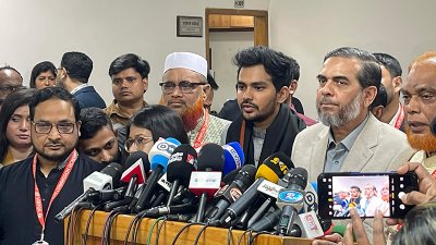 রাজধানীর আগারগাঁওয়ের নির্বাচন ভবনে সাংবাদিকদের সঙ্গে কথা বলছেন এনসিপির মুখপাত্র আসিফ মাহমুদ সজীব ভূঁইয়া। ছবি: বাংলা ট্রিবিউন
