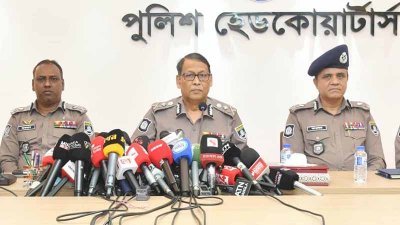 কথা বলছেন আইজিপি বাহারুল আলম