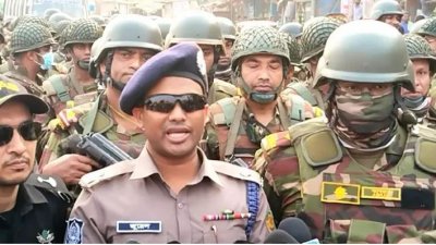 সাংবাদিকদের সঙ্গে কথা বলছেন এডিসি জুয়েল রানা