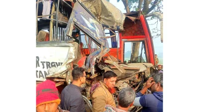 দুর্ঘটনাকবলিত বাস