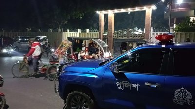 গোপালগঞ্জে জেলা প্রশাসকের বাসভবনের সামনে ককটেল বিস্ফোরণের পর ঘটনাস্থলে পুলিশ