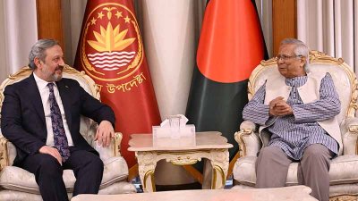 তুরস্কের পার্লামেনটারি সদস্যদের নিয়ে গঠিত পর্যবেক্ষক দলে নেতৃত্ব দেন টার্কিশ-বাংলাদেশ পার্লামেনটারি ফ্রেন্ডশিপ গ্রুপের চেয়ারপার্সন মেহমেত আকিফ ইলমাজ প্রধান উপদেষ্টার সঙ্গে সাক্ষাৎ করেন