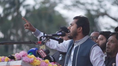 সোমবার বিকালে গলাচিপা মডেল সরকারি মাধ্যমিক বিদ্যালয়ের মাঠে নির্বাচনি জনসভায় বক্তব্য দেন নুরুল হক নুর