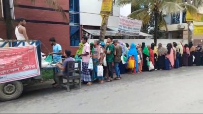 কিছুটা কম দামে পণ্য কিনতে ক্রেতাদের অপেক্ষা করতে হচ্ছে ঘণ্টার পর ঘণ্টা