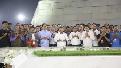 বাবা-মায়ের কবর জিয়ারতে করেন তারেক রহমান