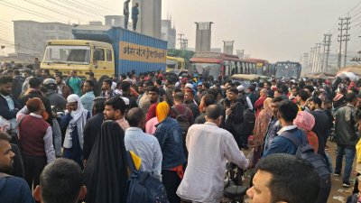 আশুলিয়ার বাইপাইল এলাকায় সড়ক অবরোধ করেন যাত্রীরা
