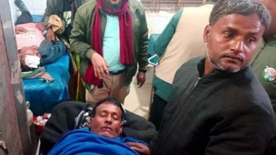 আহতদের কয়েকজনকে হাসপাতালে ভর্তি করা হয়েছে