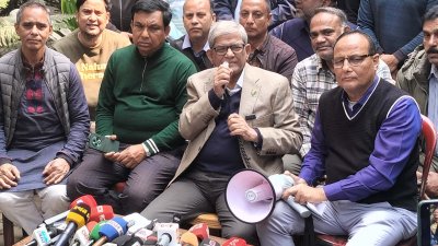 সাংবাদিকদের সঙ্গে কথা বলছেন বিএনপি মহাসচিব ও ঠাকুরগাঁও-১ আসনের ধানের শীষের প্রার্থী মির্জা ফখরুল ইসলাম আলমগীর