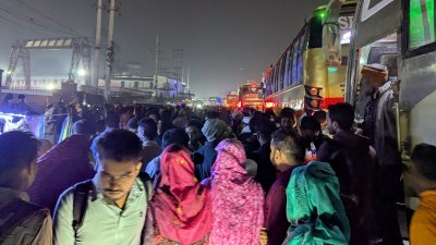 বাসস্ট্যান্ডে ঘরমুখো যাত্রীদের ঢল