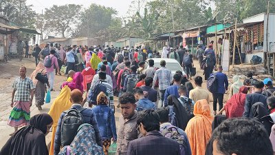 দৌতলতদিয়ায় ঘরমুখো মানুষের ঢল