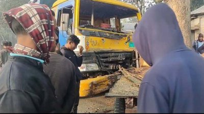 রাজশাহীর পুঠিয়া উপজেলায় বালুবাহী ডাম্প ট্রাক ও নছিমনের সংঘর্ষে দুজন ব্যবসায়ী নিহত