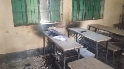 আগুনে পুড়ে যাওয়া ভোটকেন্দ্রের বেঞ্চ