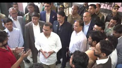 বনানীতে প্রাণী চিকিৎসা ক্লিনিক পরিদর্শন করেন তারেক রহমান