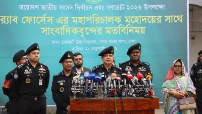 সাংবাদিকদের সঙ্গে কথা বলছেন র‌্যাব মহাপরিচালক