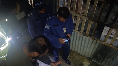 ভোটকেন্দ্রের একটি কক্ষে এ আগুন দিয়েছে দুর্বৃত্তরা