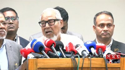 সাংবাদিকদের সঙ্গে কথা বলছেন নজরুল ইসলাম খান