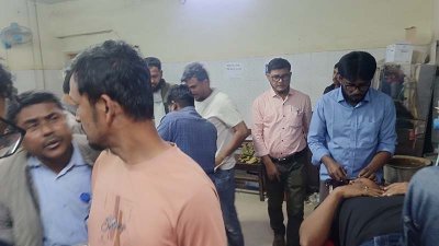 আহতদের হাসপাতালে নেওয়া হয়েছে