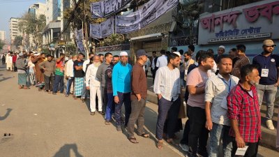 আনন্দ ভবন কমিউনিটি সেন্টার ভোটকেন্দ্রে ভোটারদের দীর্ঘ লাইন (ছবি: নাসিরুল ইসলাম)