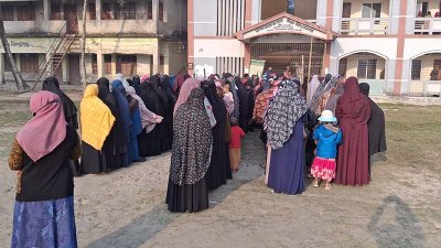 নোয়াখালীর একটি কেন্দ্রে নারী ভোটাররা