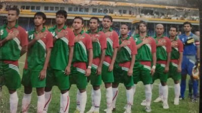 ২০০৯ সালে লাওসের বিপক্ষে বাংলাদেশ দল— অধিনায়ক আমিনুল ও রাশেদুল ইসলামসহ অন্যরা
