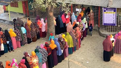 রাজশাহীর একটি ভোট কেন্দ্রে ভোটারদের লাইন