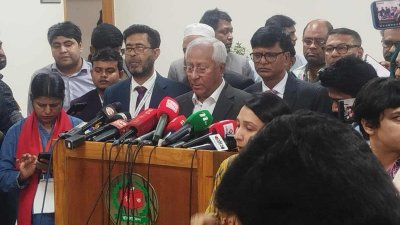 সাংবাদিকদের সঙ্গে কথা বলছেন ইসি সচিব