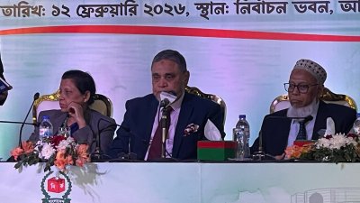আগারগাঁওয়ের নির্বাচন ভবনে কেন্দ্রীয় ফলাফল ঘোষণা মঞ্চে প্রধান নির্বাচন কমিশনার (সিইসি) এ এম এম নাসির উদ্দিন