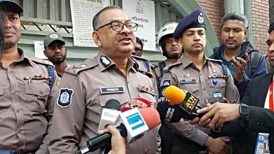 ভোট দেওয়ার পর সাংবাদিকদের সঙ্গে কথা বলেন ডিএমপি কমিশনার