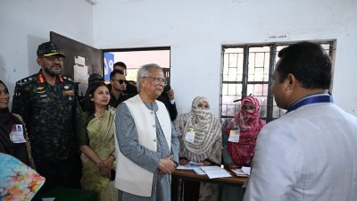 ভোটকেন্দ্রের খোঁজখবর নিচ্ছেন প্রধান উপদেষ্টা