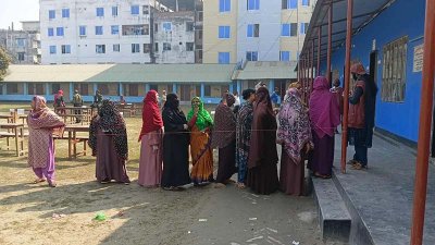 খুলনা-২ আসনের কেন্দ্রে ভোটাররা