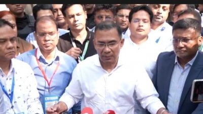 সাংবাদিকদের সঙ্গে কথা বলছেন তারেক রহমান, ছবি: বাংলা ট্রিবিউন